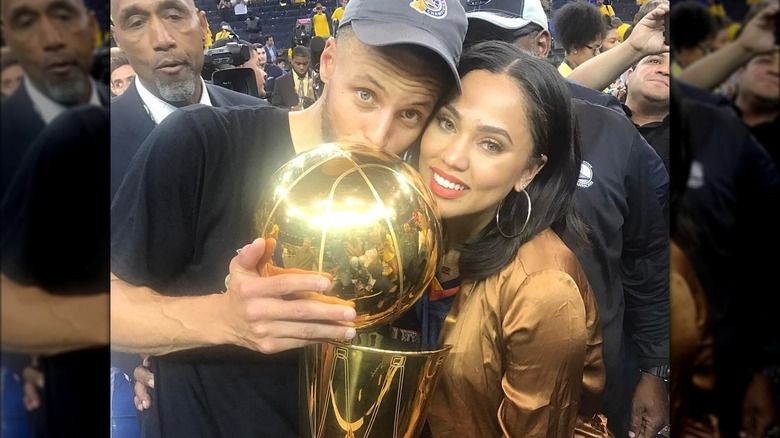 Steph et Ayesha Curry avec trophée