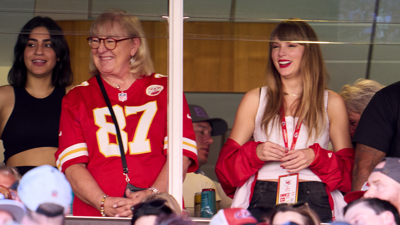 Taylor Swift et Donna Kelce dans la loge du Arrowhead Stadium