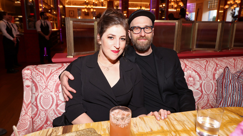 Mayim Bialik et Jonathan Cohen à une table