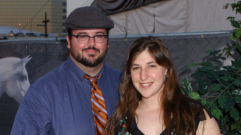 Mayim Bialik pose avec Michael Stone