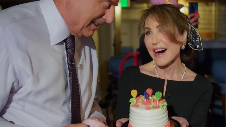 Dr Phil Robin McGraw avec un gâteau