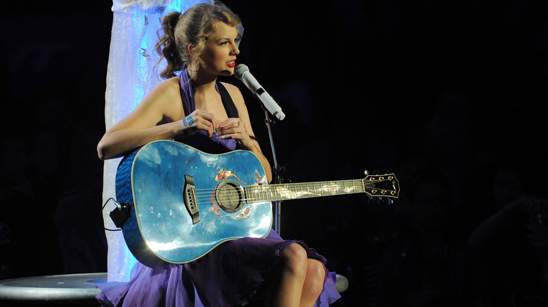 Taylor Swift avec guitare