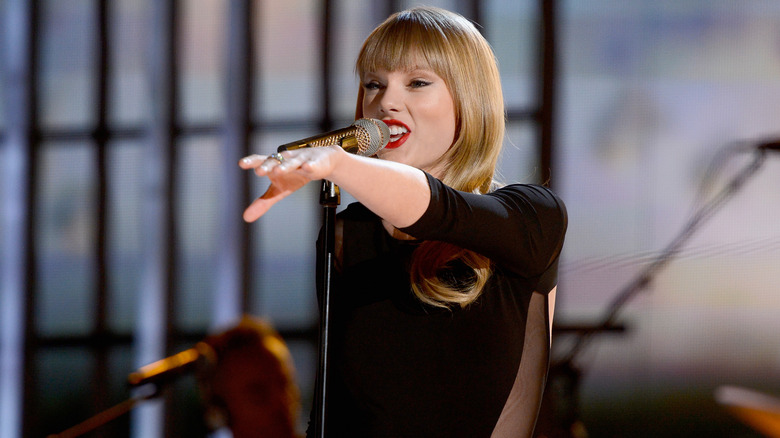 Taylor Swift chante avec un micro