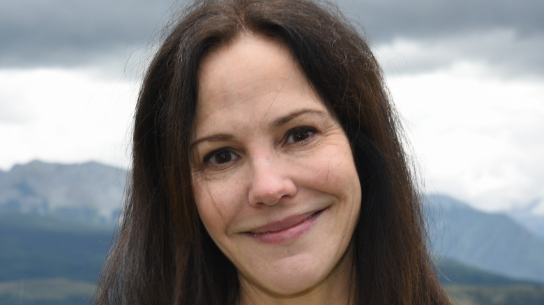 Mary-Louise Parker debout devant des montagnes