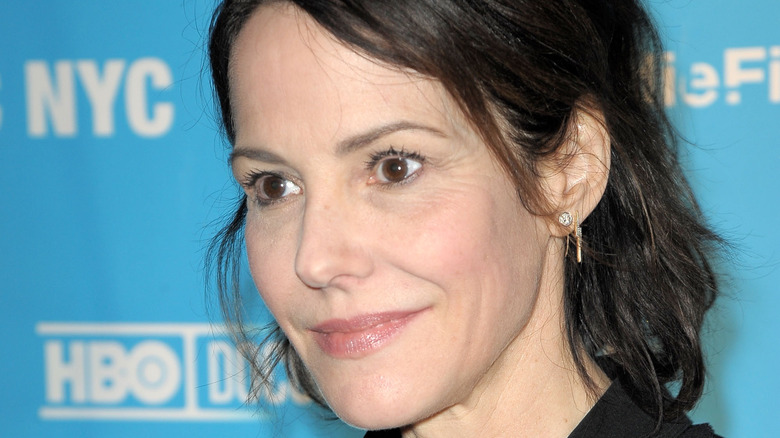 Mary-Louise Parker porte un haut noir