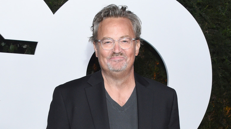 Matthew Perry porte des lunettes