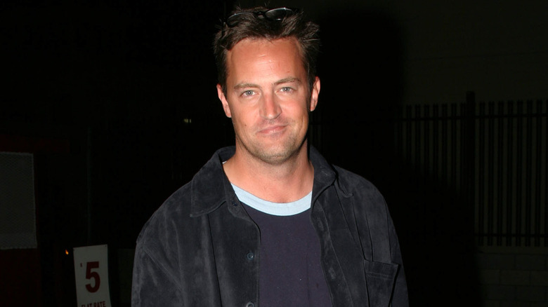 Matthew Perry avec des lunettes de soleil sur la tête