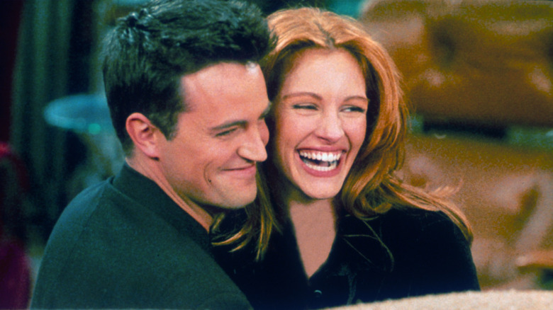 Matthew Perry et Julia Roberts rient