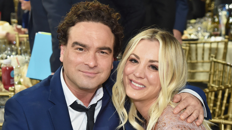 Johnny Galecki posant avec son bras autour de Kaley Cuoco