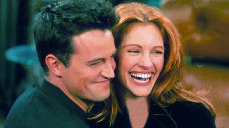 Matthew Perry et Julia Roberts souriant et s'embrassant