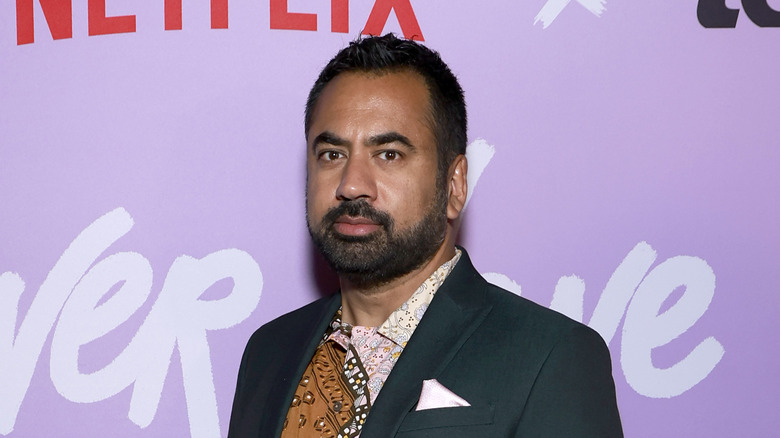 Kal Penn posant lors d'un événement