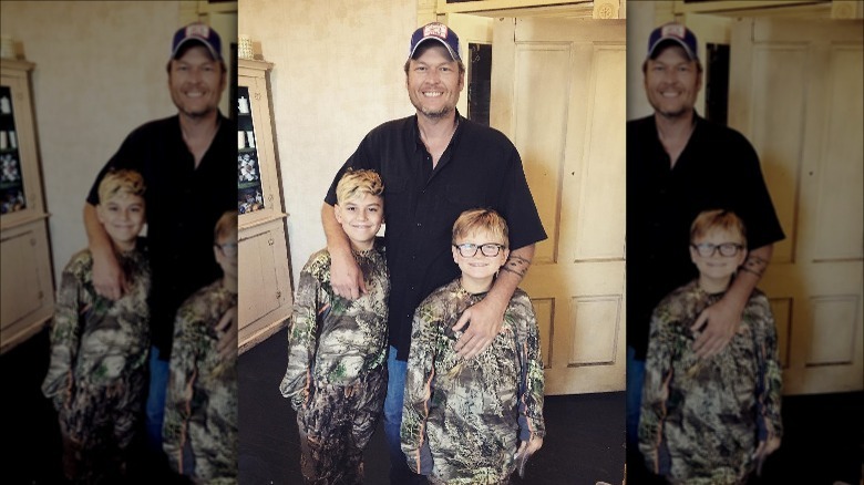 Blake Shelton pose avec Kingston et Zuma