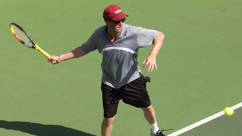 Matthew Perry jouant au tennis