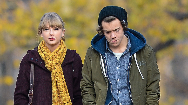 Taylor Swift et Harry Styles en extérieur