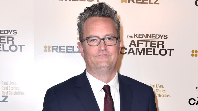 Matthew Perry porte des lunettes