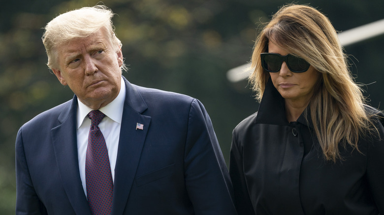 Donald et Melania Trump marchant