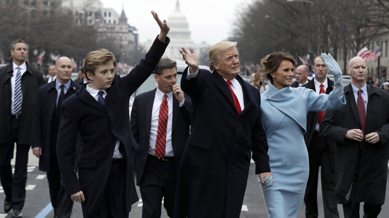 La famille Trump saluant