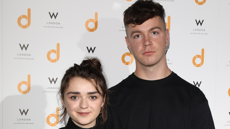 Maisie Williams et Dom Santry