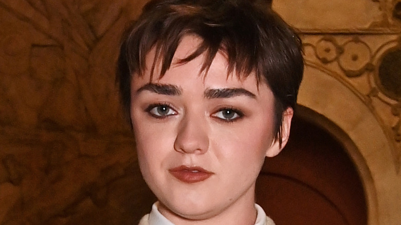 Maisie Williams posant pour les caméras