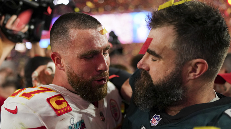 Travis Kelce, Jason Kelce s'embrassant