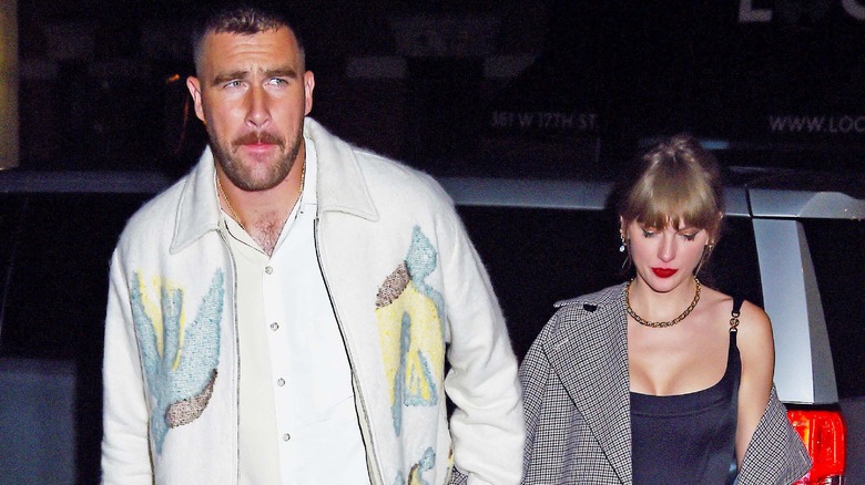 Travis Kelce marchant avec Taylor Swift