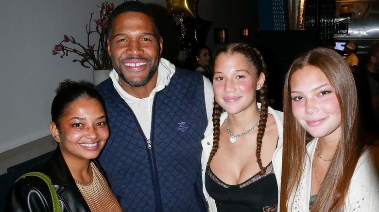 Michael Strahan posant avec ses filles