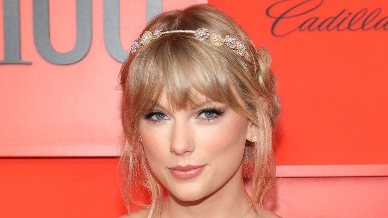 Taylor Swift avec les cheveux en chignon 