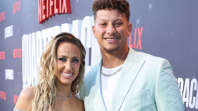 Brittany Mahomes et Patrick Mahomes sur le tapis rouge