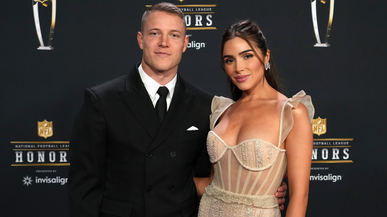 Olivia Culpo Christian McCaffrey posant