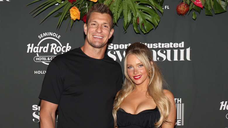 Rob Gronkowski, Camille Kostek posant