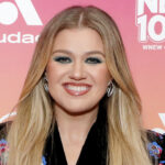 Kelly Clarkson s’attaque aux accusations selon lesquelles elle a ombragé la romance de Taylor Swift et Travis Kelce