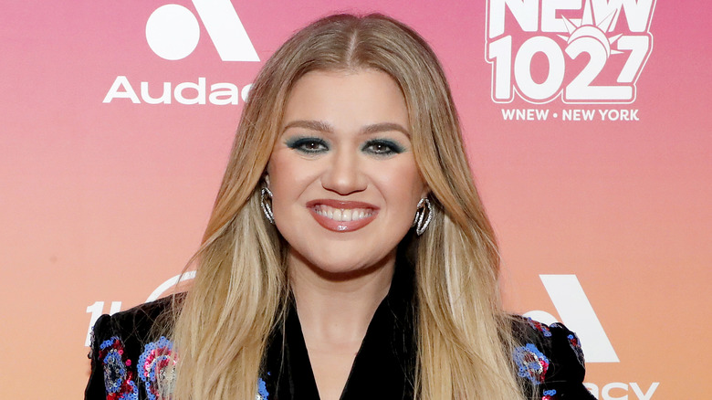 Kelly Clarkson s’attaque aux accusations selon lesquelles elle a ombragé la romance de Taylor Swift et Travis Kelce