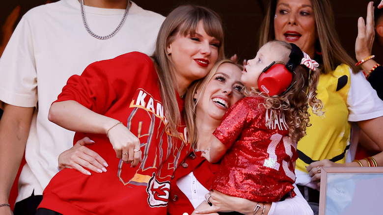 La poignée de main de touché de Taylor Swift et Brittany Mahomes fait voir les fans en rouge