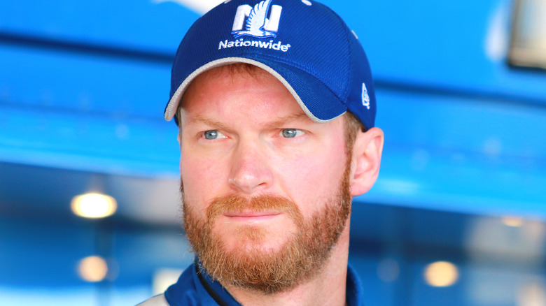 Dale Earnhardt Jr fronçant les sourcils