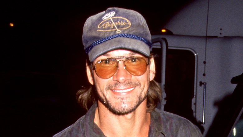 Patrick Swayze avec des lunettes de soleil et un chapeau