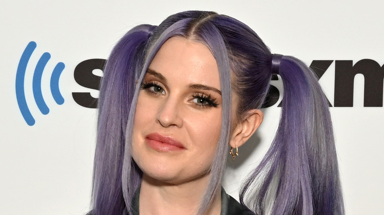 La transformation extrême de Kelly Osbourne nous amène à faire une double prise (Sharon, c’est toi ?)