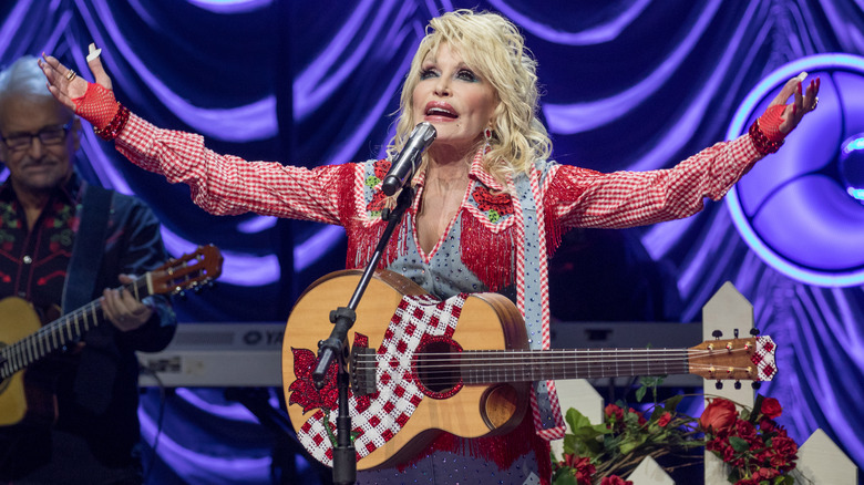 Dolly Parton en train de jouer