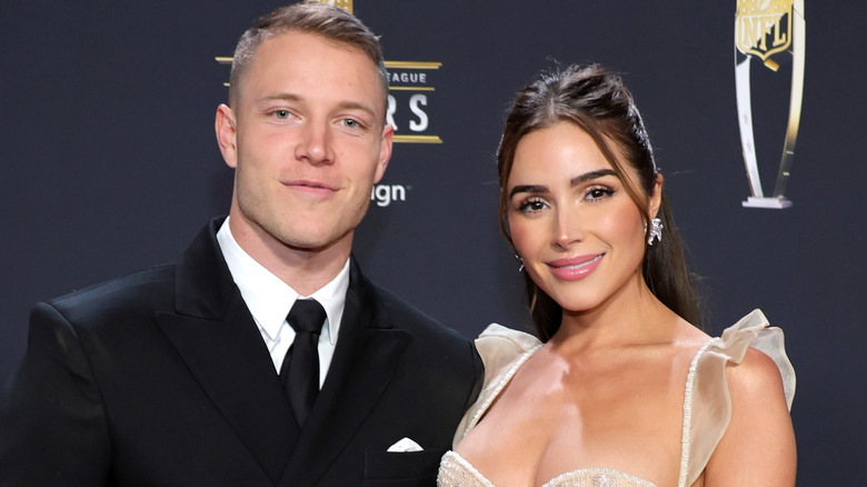 Christian McCaffrey et Olivia Culpo posant