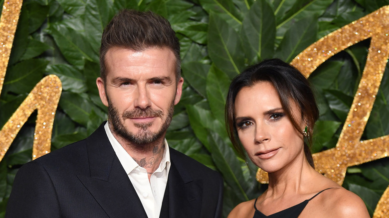 Les remarques de Victoria et David Beckham sur sa prétendue liaison ne répondent pas à notre plus grande question