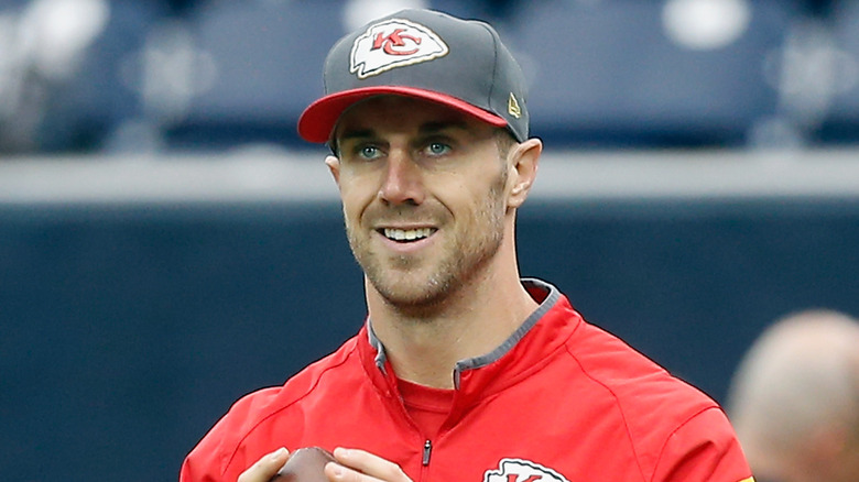 Alex Smith porte une casquette des Chiefs