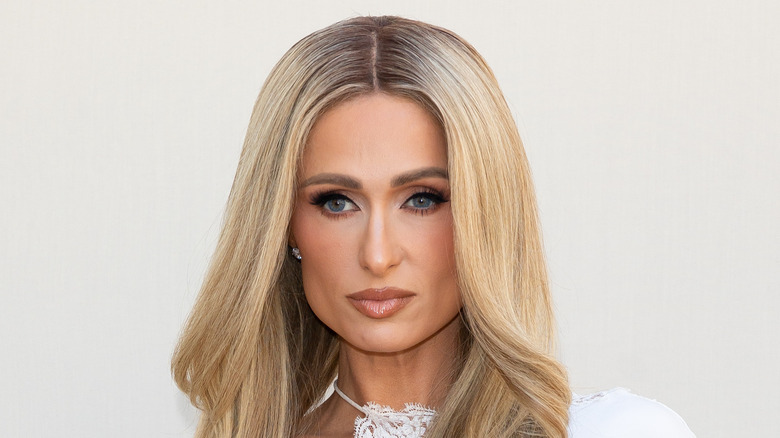 Paris Hilton ne retient pas ses coups contre les trolls qui se moquent de son fils