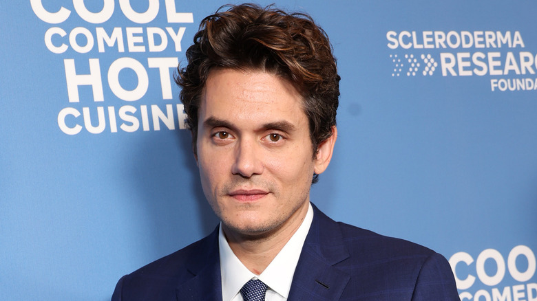 Pourquoi John Mayer a pris un pas en arrière majeur par rapport aux rencontres