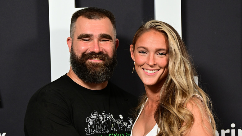 Jason et Kylie Kelce souriant