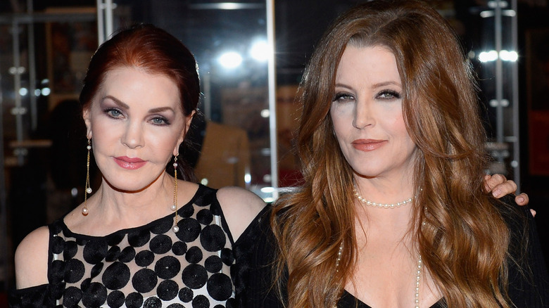 Priscilla et Lisa Marie Presley posant