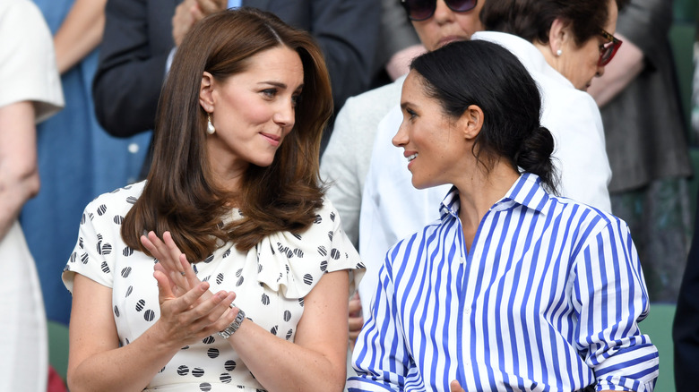 Kate Middleton et Meghan Markle discutent