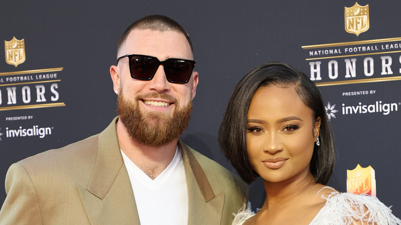 Travis Kelce et Kayla Nicole posent ensemble