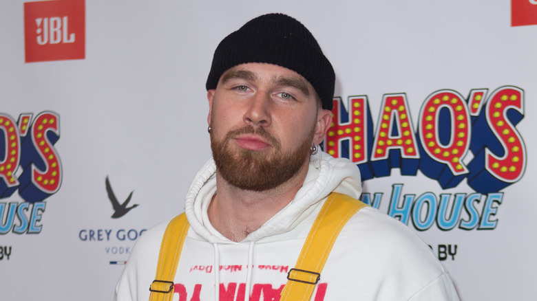 Travis Kelce en casquette noire