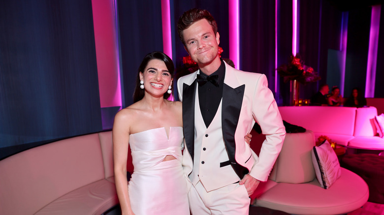 Jack Quaid et Claudia Doumit souriant