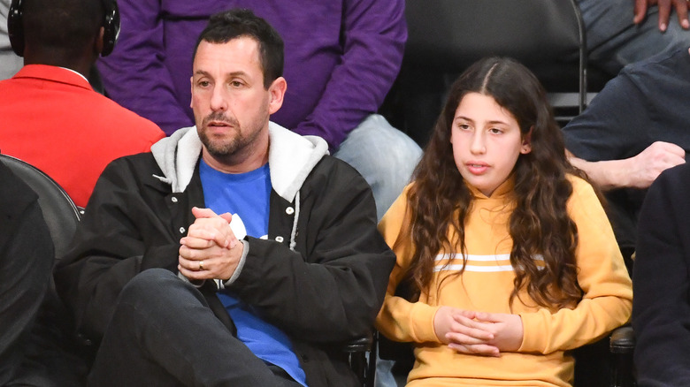 Adam Sandler et Sadie Sandler assis ensemble à un match