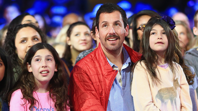 Sadie, Adam et Sunny Sandler levant les yeux du public